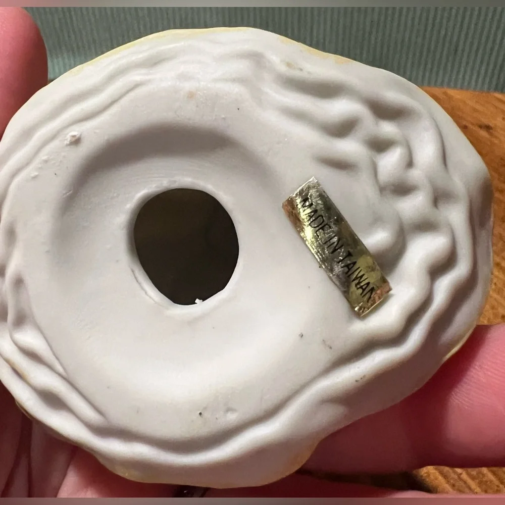 N/A features yellow delicate